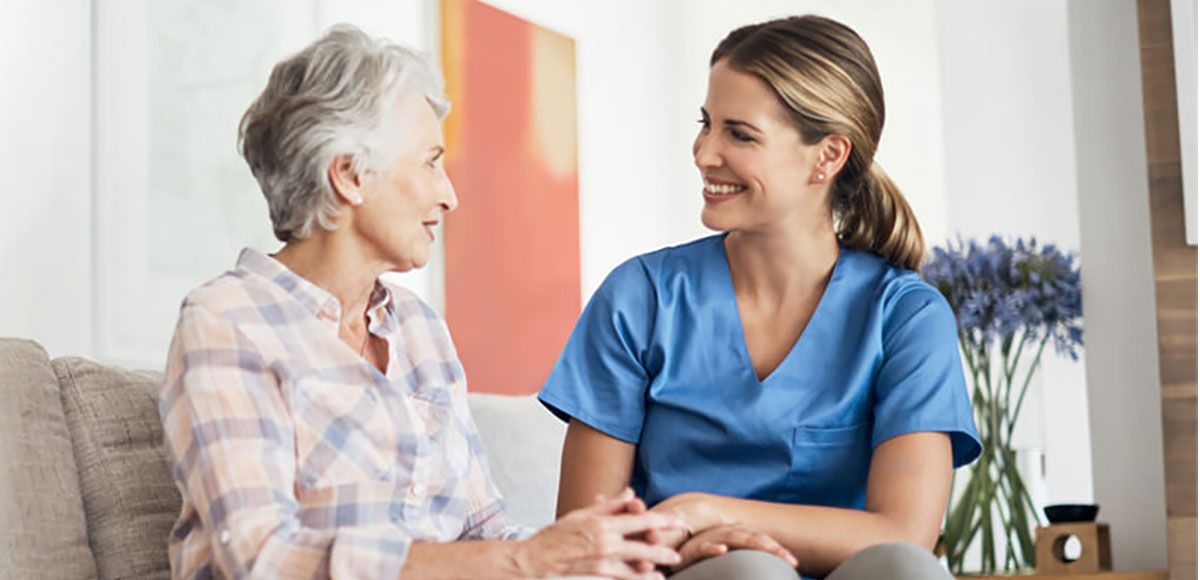 Perbedaan Caregiver dengan Perawat