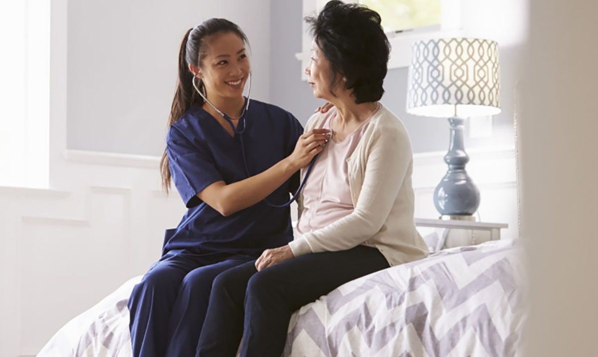 Mengapa  Memilih Perawat Lansia daripada Caregiver?
