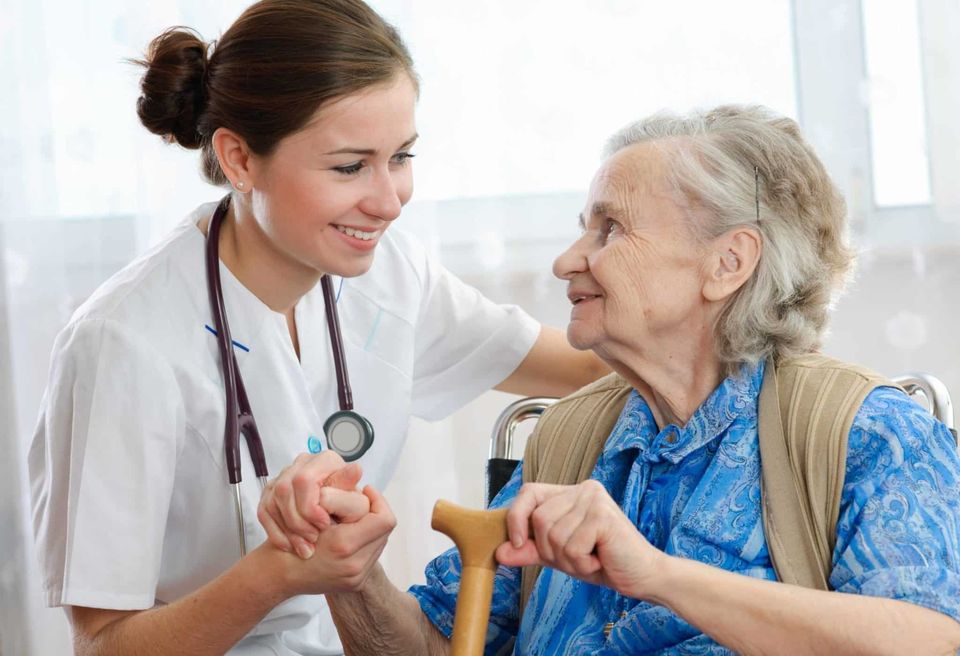 Perawat Homecare Membantu Lansia Sehat di Rumah